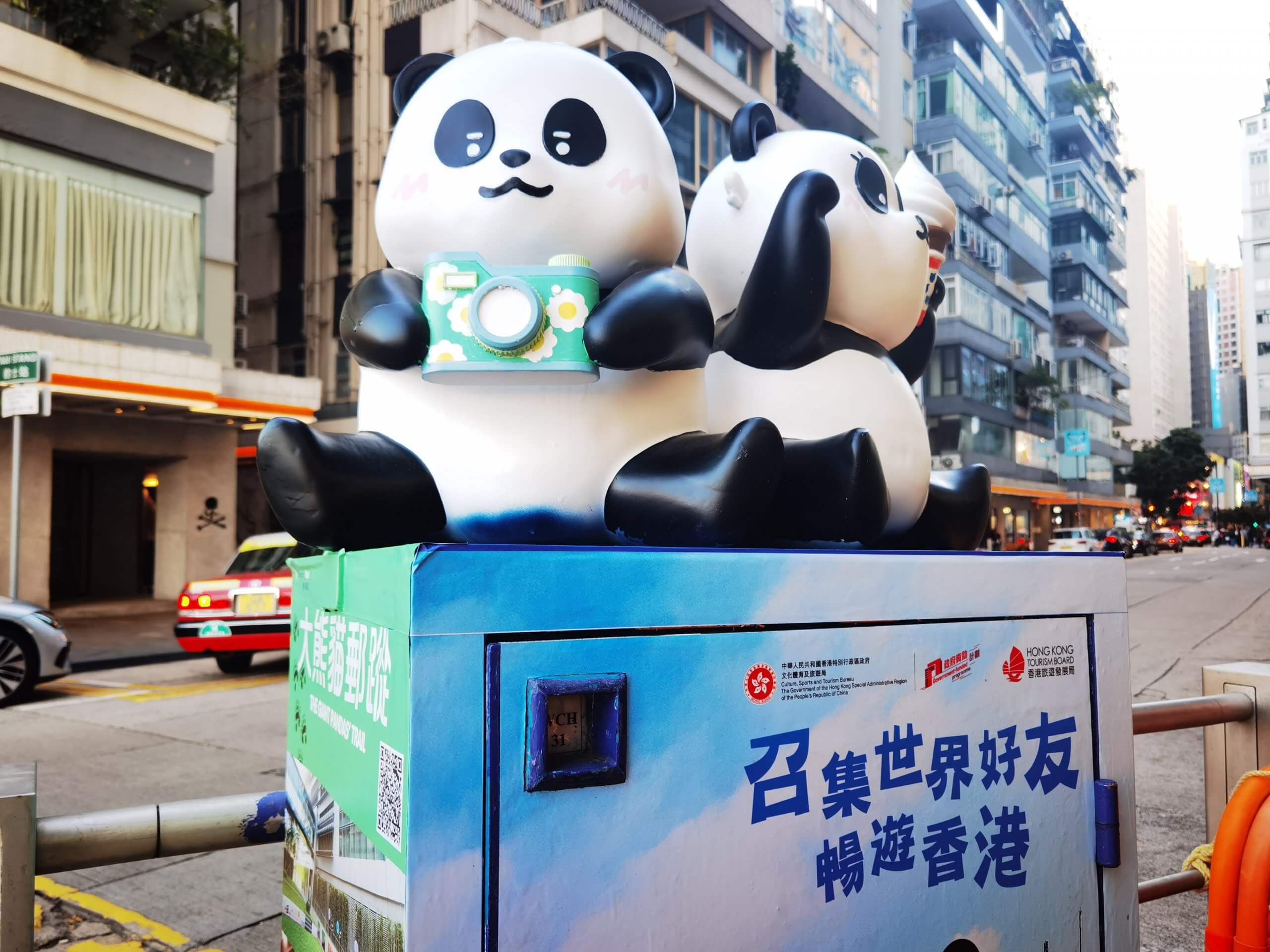パンダが乗った郵便ポストお目見え｜香港ポスト